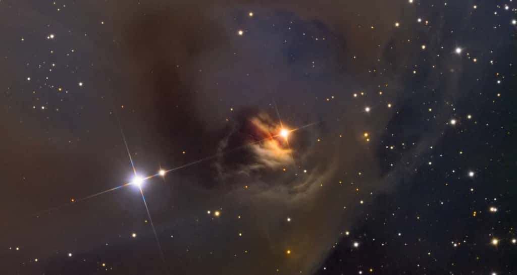  Une photo de la nébuleuse NGC 1555 prise avec le télescope Schulman de 0,8 mètre du <em>Mount Lemmon Sky Center</em>, Arizona. Son diamètre est d'environ 4 années-lumière et on voit clairement une étoile orange qui l'illumine. © Adam Block, <em>Mount Lemmon SkyCenter, University of Arizona</em>