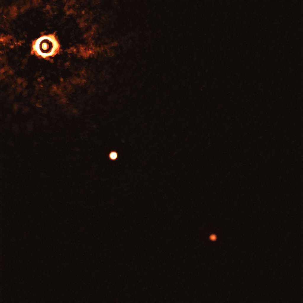 Sur cette image capturée par l’instrument Sphere du VLT de l’ESO figure l’étoile TYC 8998-760-1 entourée de deux exoplanètes géantes. C’est la toute première fois que les astronomes parviennent à observer directement plus d’une planète en orbite autour d’une étoile semblable au Soleil. Cette image a été acquise au moyen d’un coronographe. Ce dispositif permet de bloquer la lumière en provenance de la jeune étoile de type Soleil (située dans l’angle supérieur gauche), et donc de détecter la présence de planètes de luminosité moindre. Les anneaux brillants et foncés qui couvrent la surface de l’étoile sont des artéfacts optiques. Les deux planètes figurent sous l’aspect de deux points brillants situés l’un au centre, l’autre dans l’angle inférieur droit de l’image. © ESO, Bohn et al.
