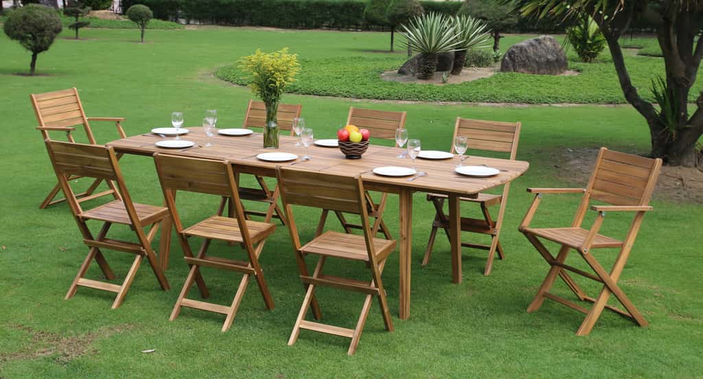 Les meubles de jardin en bois possèdent un charme naturel et chaleureux. Ici, en acacia, cette table prévue pour six est équipée d'une rallonge. Pratique pour accueillir des invités supplémentaires. © Oogarden