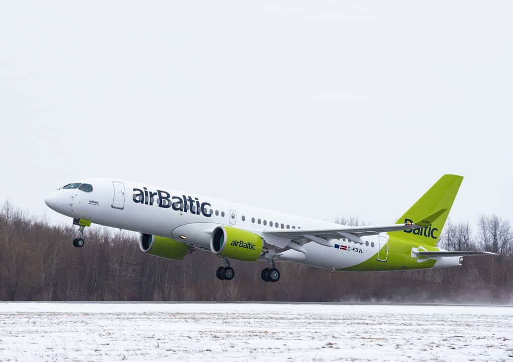S’assurer que l’avion consomme moins de carburant. S’il est relativement facile d’aller d’un point A à un point B, le faire de façon économique à l’intérieur d’une plage de temps donnée est plus compliqué. C’est tout l’intérêt de PureFlyt. À l'image un A220 d'Air Baltic. © Airbus, Air Baltic