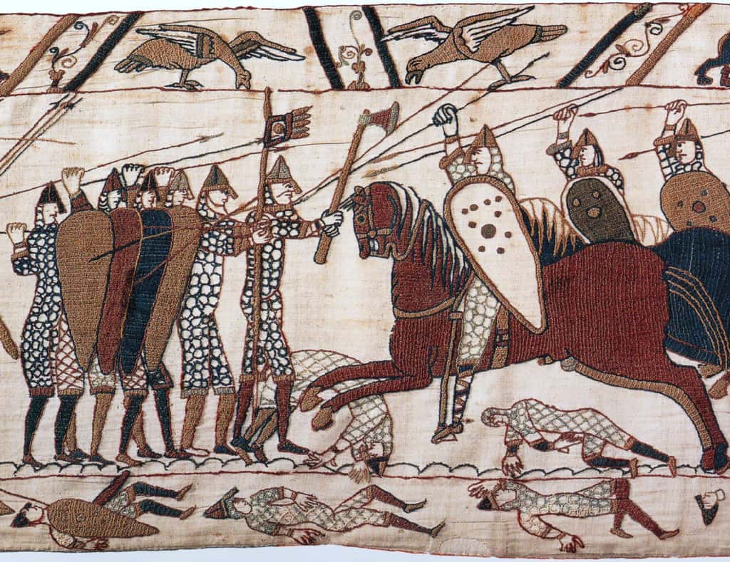 Tapisserie de Bayeux, scène 52 : assaut de la chevalerie normande contre les fantassins anglais. © Wikimedia Commons, domaine public.