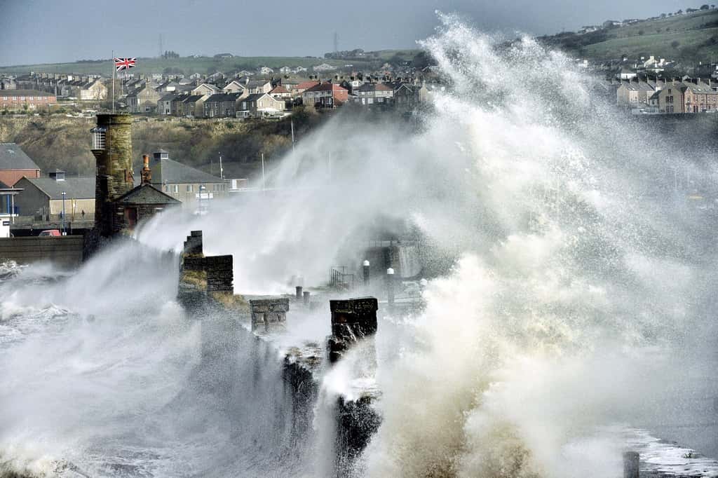 Les vagues géantes n’ont pas eu de mal à franchir les remparts intérieurs du petit port de Whitehaven, dans le nord de l’Angleterre. © Paul Kingston, <em>Royal Photographic Society</em>