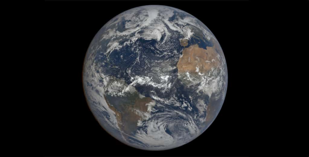 La Terre, le 9 août 2021, photographiée par le satellite DSCVR, situé à 1,5 million de kilomètres. La présence de continents est l'une des spécificités de notre Planète. © Nasa