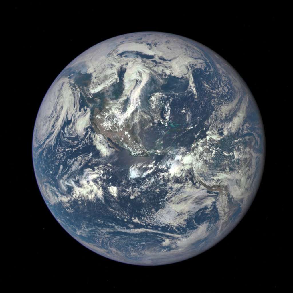 La Terre est un peu plus chaude que la moyenne du dernier siècle… Ici, une photographie prise le 6 juillet 2015 par le satellite <em>Deep Space Climate Observatory</em> à 1,6 million de kilomètres de distance. © Nasa
