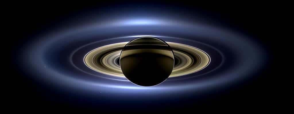 La mosaïque avec des contrastes renforcés produit une très belle image mettant bien en évidence l'anneau extérieur E, très brillant. La sonde Cassini se trouvait alors à environ 1,2 million de km de Saturne et, à cette distance de la planète, un pixel équivaut à 72 km. Des zooms sur l'image font découvrir plusieurs satellites de Saturne (mais pas Titan, le plus grand). © Nasa, JPL-Caltech, SSI