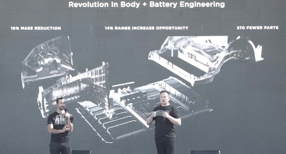 Capture d'écran extraite de la présentation de la nouvelle cellule lithium-ion 4680 par Tesla en septembre dernier lors du Battery Day. On voit comment le nouveau bloc batterie devient une partie intégrante du châssis. © Tesla/Electrek