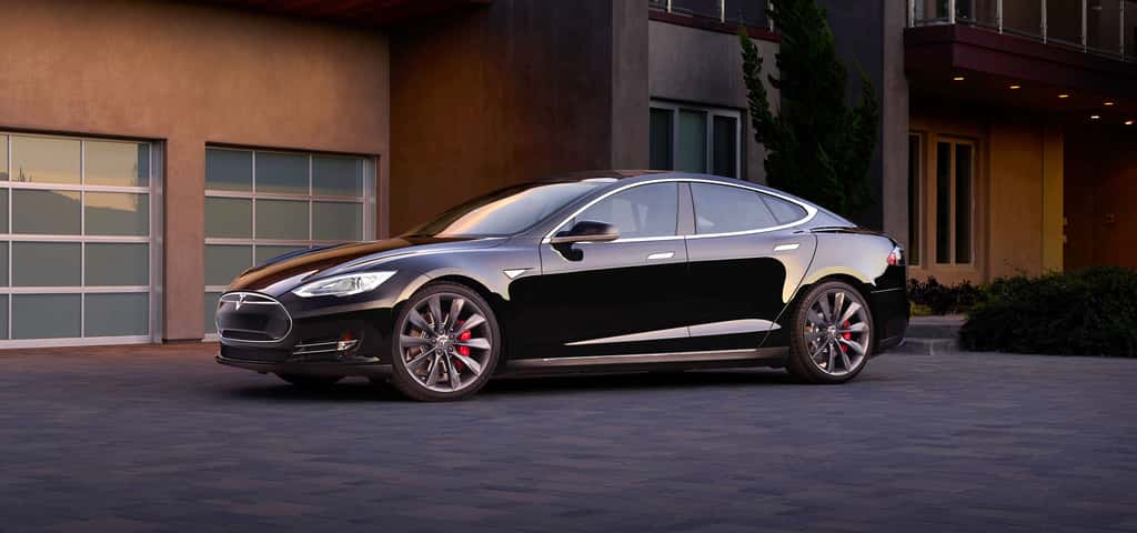 Pour Elon Musk, qui a fait fortune avec PayPal et qui a fondé SpaceX (l'entreprise ravitaillant la Station spatiale internationale), l'avenir du transport écologique, ce n'est pas le vélo, c'est la voiture électrique, comme cette Model S, une berline de grand luxe vendue par sa société Tesla Motors. © Tesla Motors