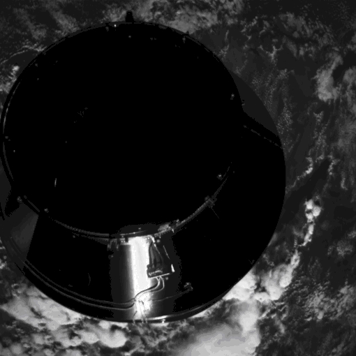 Le satellite Planck encapsulé dans une coque de protection nommée Sylda vu par le satellite Herschel, juste après leur séparation de la fusée à environ 1.150 km d'altitude au-dessus de l'Afrique, le 14 mai 2009 à 15 h 38 (heure de Paris). Les deux télescopes spatiaux se sont finalement insérer sur leur orbite respective autour du point de Lagrange L2 en juillet 2009. © ESA