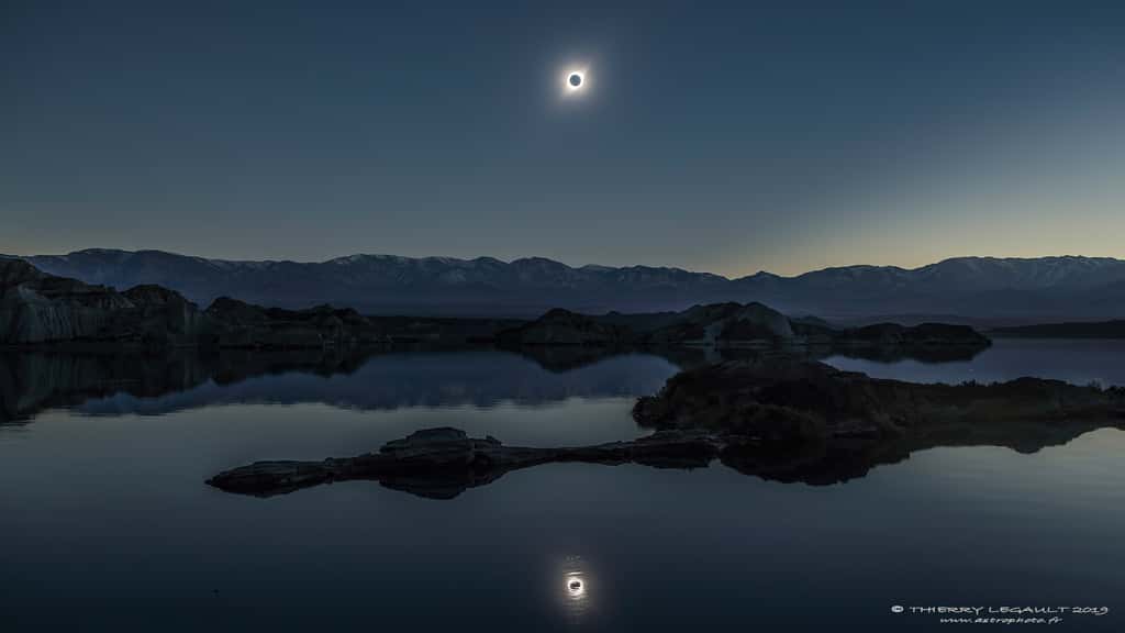 Thierry Legault a saisi l’éclipse solaire et son reflet dans le lac de La Cuesta Del Viento, en Argentine. À l’horizon, sous la lumière diaphane du Soleil dévoré par la Lune, la cordillère des Andes. © Thierry Legault