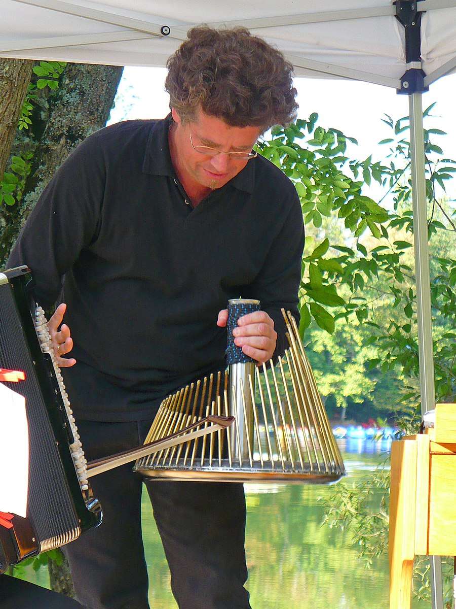 Le musicien français Thomas Bloch jouant du waterphone à l'aide d'un archet. © Fredamas, Wikimedia Commons