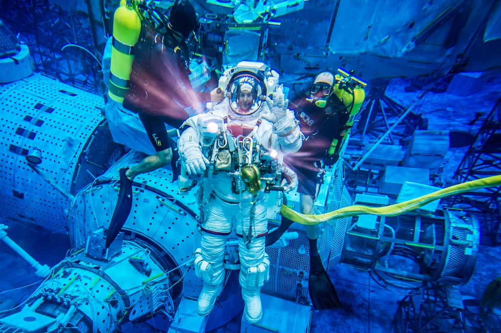 Thomas Pesquet dans la piscine <em>Neutral Buoyancy Laboratory</em> (NBL) de la Nasa à Houston, utilisée pour l’entraînement aux sorties dans l’espace (avril 2013). © Nasa, ESA