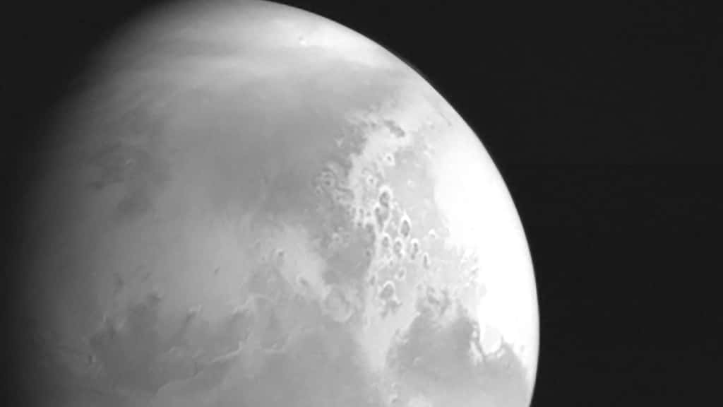 La première image rendue publique de la Mars acquise par la sonde chinoise Tianwen-1, alors distante de quelque 2,2 millions de km de la planète rouge. © CNSA