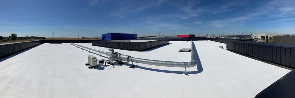 La toiture d'un bâtiment GRDF repeinte en blanc. © Cool Roof France
