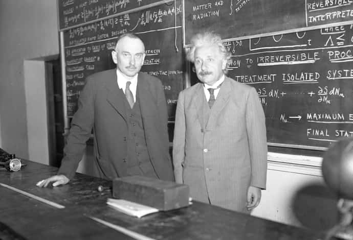 Richard C. Tolman et Albert Einstein devant un tableau noir au <em>California Institute of Technology</em> en 1932. © DP