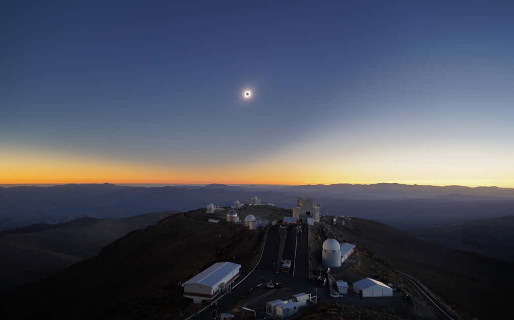 L’éclipse de soleil au moment de la totalité le 2 juillet, à 20 h 39 TU, au-dessus des coupoles de l’observatoire de La Silla. © ESO, R. Lucchesi