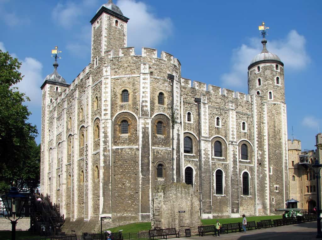 Tour Blanche ("White Tower") de Guillaume le Conquérant, dans l'enceinte de la Tour de Londres. Photo Bernard Gagnon, 2007. © Wikimedia Commons, domaine public. 