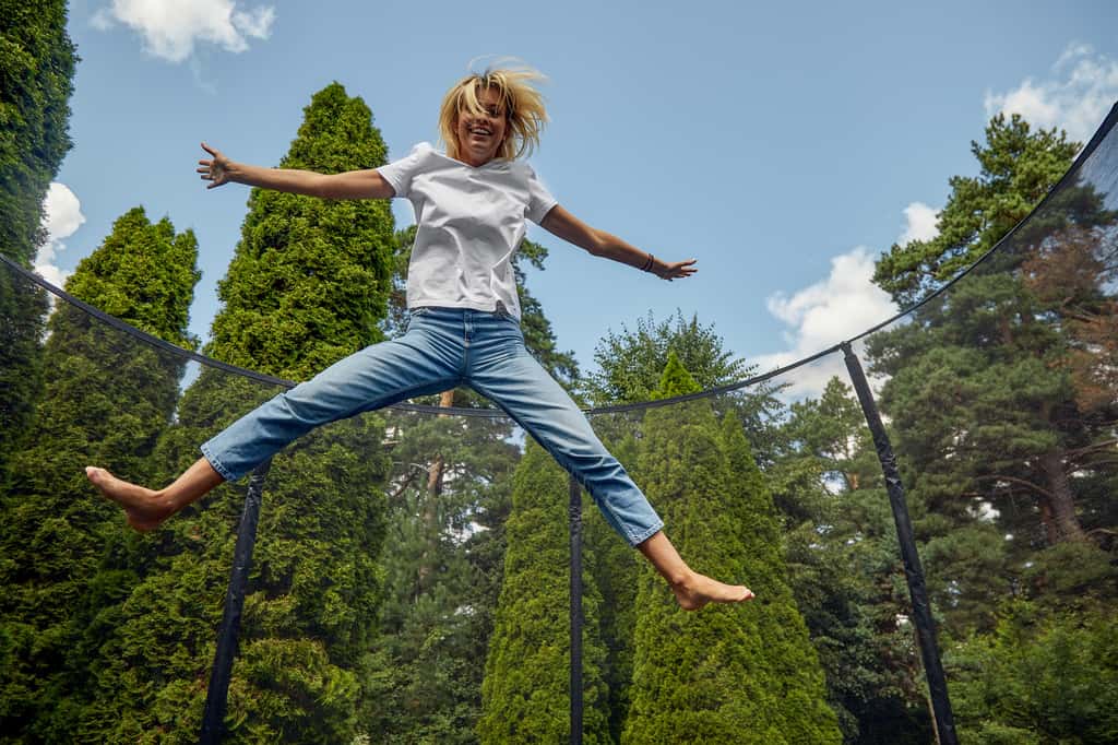 L'installation d'un trampoline requiert quelques règles de sécurité avant de se lancer dans la réalisation de figures acrobatiques. © Georgiy, Adobe Stock