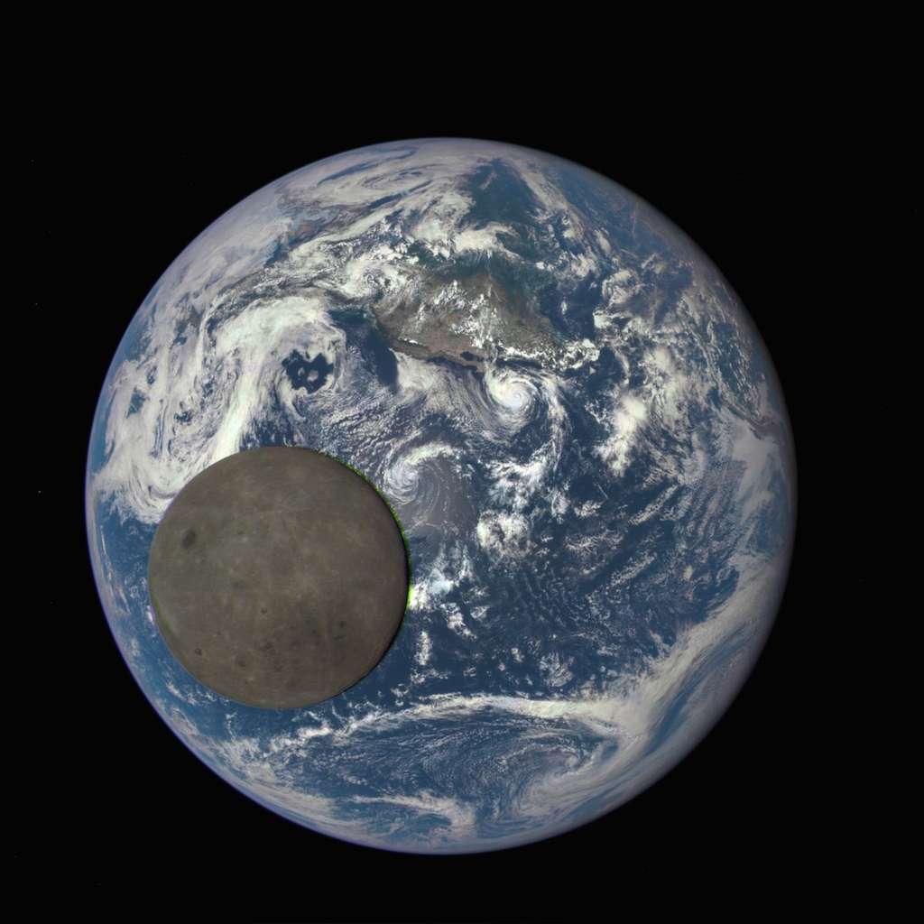 Les images de cette série ont été prises avec 30 secondes d’intervalle et un artefact est visible sur la frange orientale du globe lunaire (à droite). Il prend la forme d'un arc verdâtre, apparu après la combinaison des clichés rouge, bleu et vert, pris séparément, de l’astre en mouvement. © Nasa, NOAA