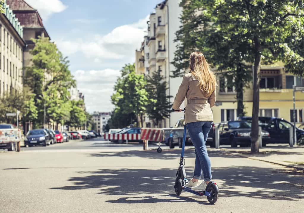 La trottinette électrique, un moyen pratique pour se déplacer en zone urbaine comme à la campagne. © Luna, Adobe Stock