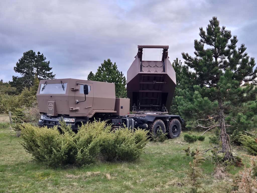 Le panier a une capacité de douze roquettes. Le châssis semble être celui d’un camion Renault Trucks Defense avec une cabine blindée adaptée. © Turgis & Gaillard
