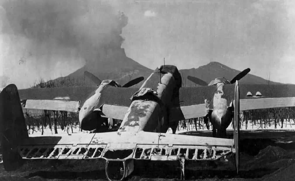Un avion américain couvert de cendres devant l'éruption du Vésuve. © d'après Pesce et Rolandi (1994)