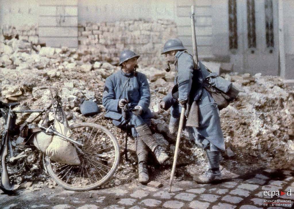 Soldats en uniforme "bleu horizon", Première Guerre mondiale. Agence d'images de la Défense. © ECPAD.