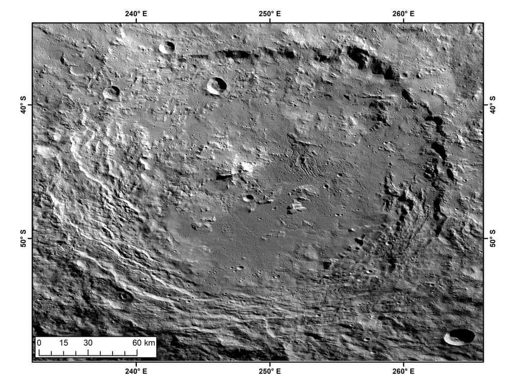 Vue du cratère Urvara, d'environ 170 kilomètres de diamètre. Une chaine de montagne de 25 km de long et 3 km de haut est visible près du centre du cratère. © Nasa/JPL-Caltech/Ucla/MPS/DLR/IDA)