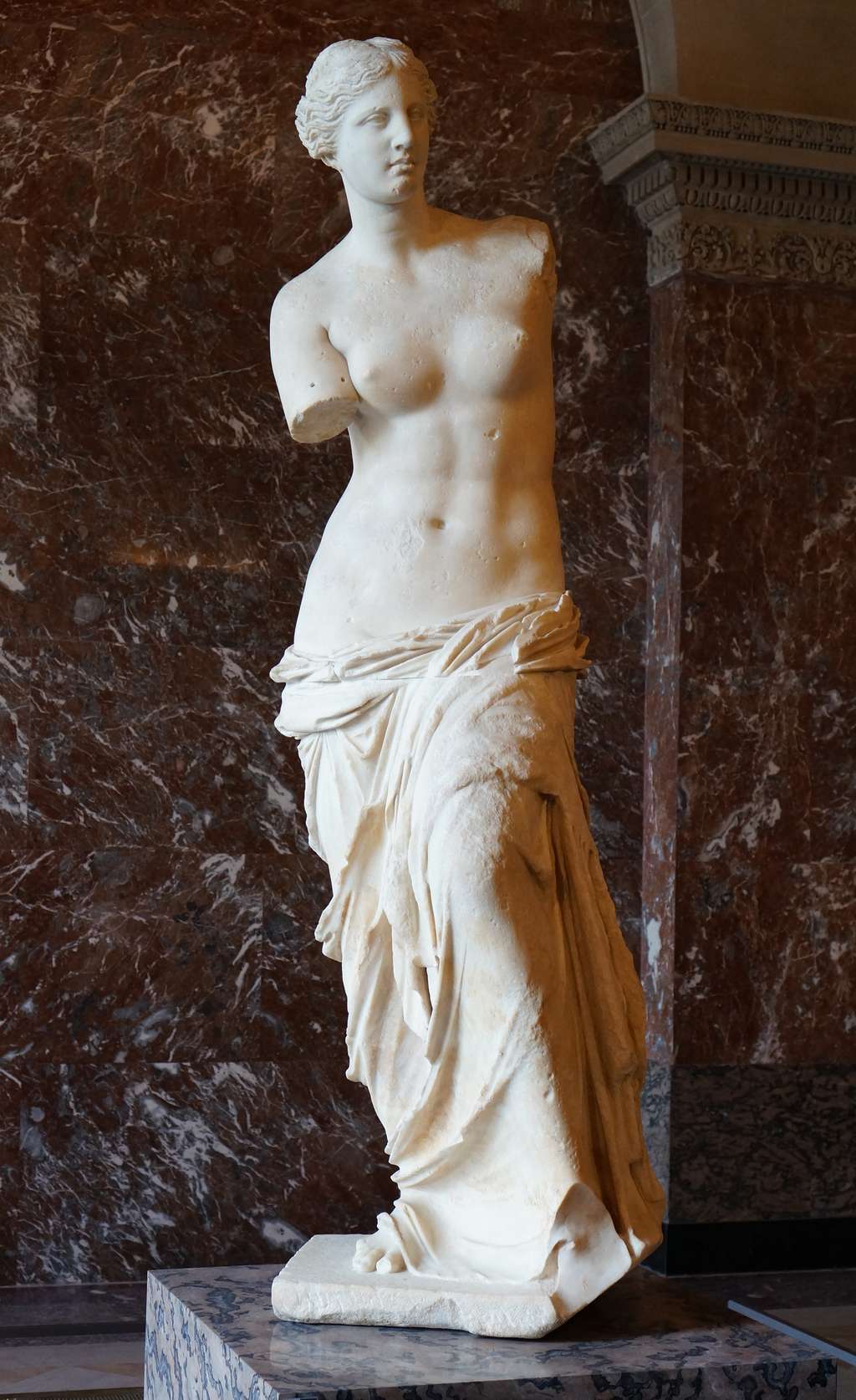 La Vénus de Milo au musée du Louvre. © Wikimedia Commons, domaine public.