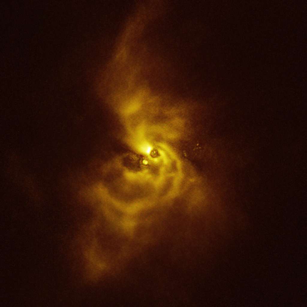 Cette image de la jeune étoile V960 Mon et de la matière qui l'entoure a été prise avec l'instrument Sphere. La matière en orbite autour de la jeune étoile s'assemble en une série de bras spiraux complexes qui s'étendent à des distances supérieures à celles de l'ensemble du Système solaire. © ESO/Weber et al.