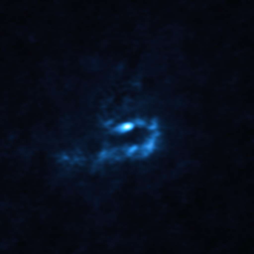 Cette image de la jeune étoile V960 Mon et de la poussière qui l'entoure a été obtenue avec Alma (<em>Atacama Large Millimeter/submillimeter Array</em>), dont l'ESO est partenaire. De grands nuages de poussière d'une masse similaire à celle des planètes sont visibles ici sous la forme de taches bleues. Ces nuages pourraient se contracter et s'effondrer par un processus connu sous le nom d'« instabilité gravitationnelle » pour former des planètes géantes de la taille de Jupiter. © Alma (ESO/NAOJ/NRAO)/Weber et al.