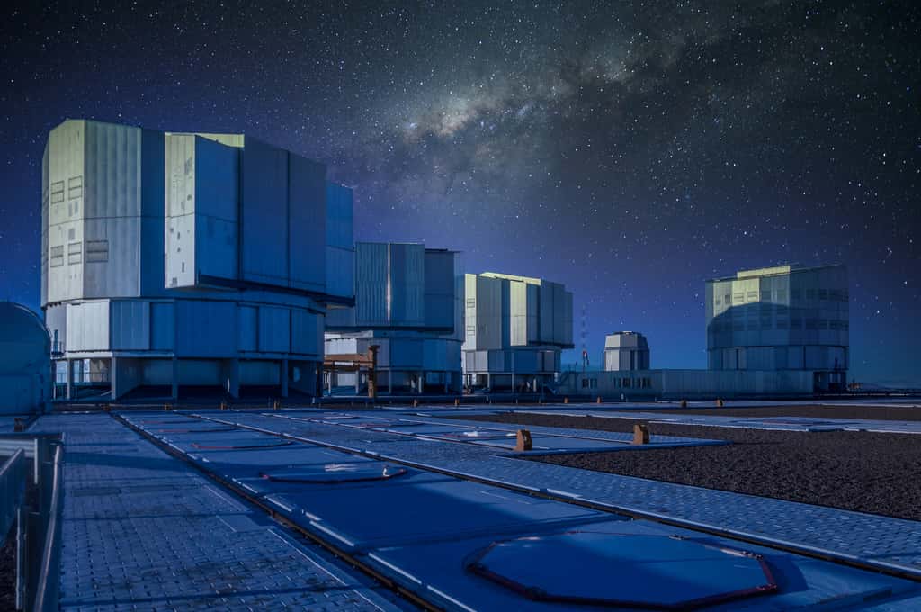 La combinaison des données du télescope spatial Gaia et les observations de l'instrument Gravity installé sur le <em>Very Large Telescope</em> (ici, en image) a permis de photographier des compagnons inédits d'étoiles. © Picturellarious, Adobe Stock