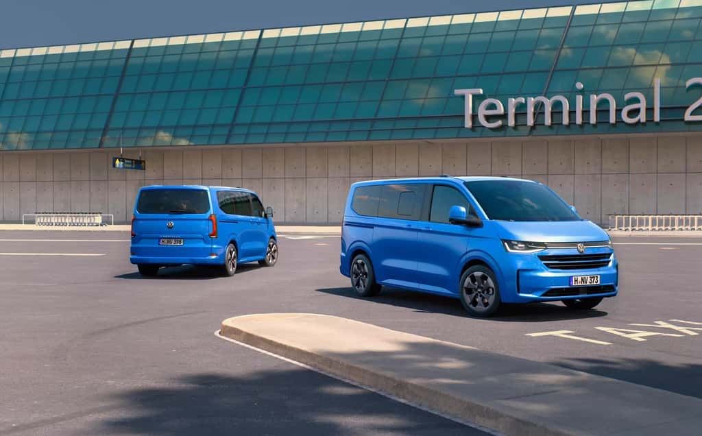 Le nouveau Transporter et sa version minibus Caravalle sont plus gros que les anciens T6.1 © Volkswagen