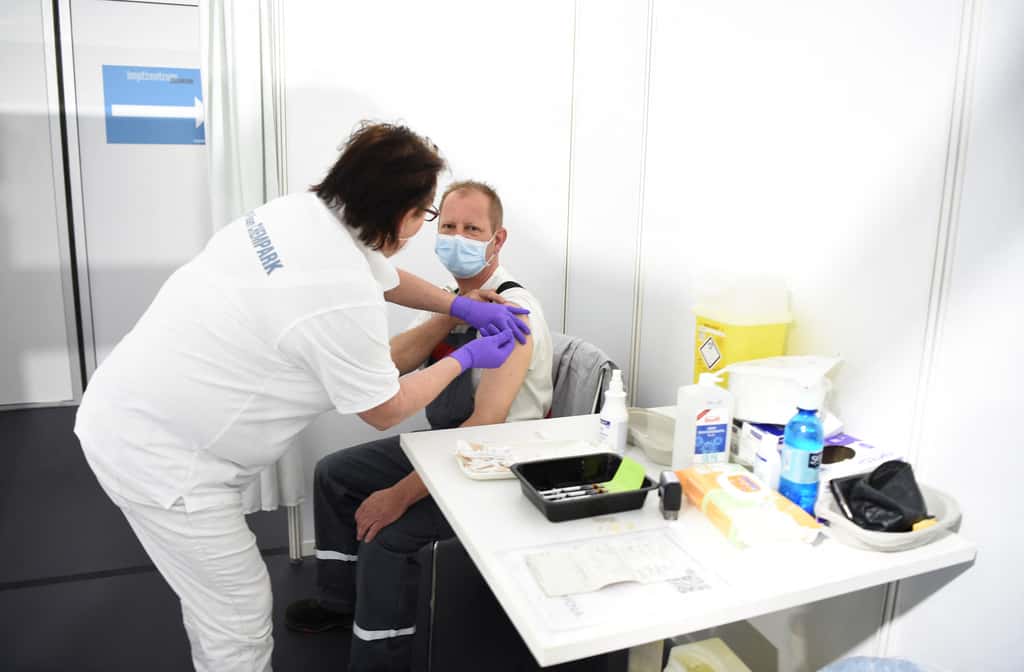 Selon l'EMA, deux doses de vaccin protègent contre le variant Delta. © Ina Fassbender, AFP