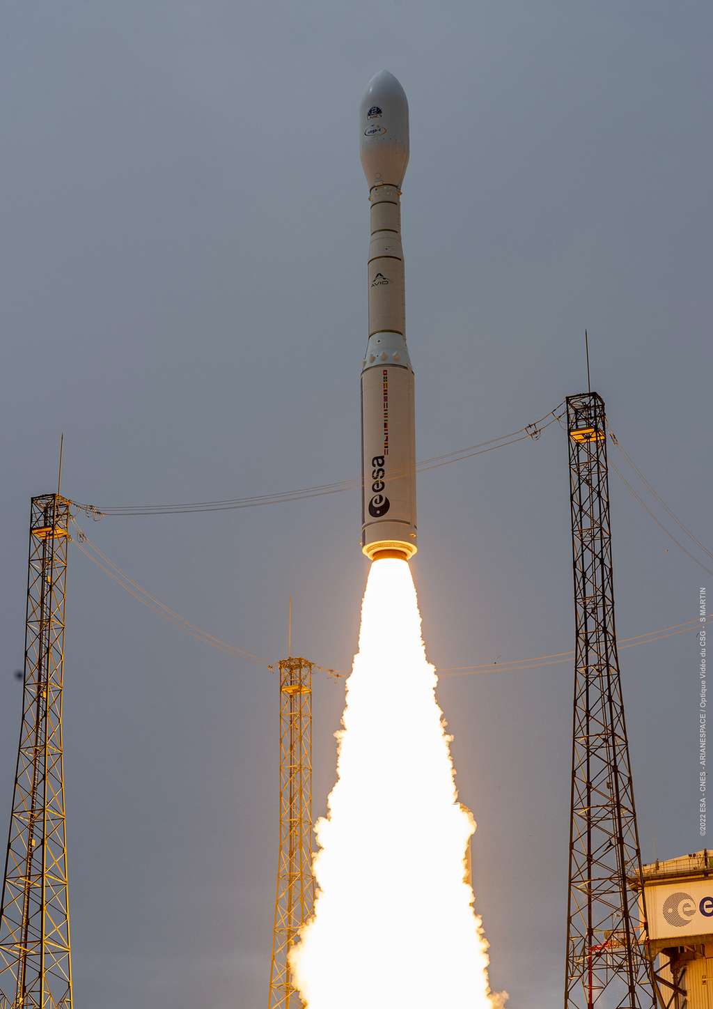 Le 13 juillet 2022, premier vol de Vega-C, dont l'étage principal, le P120C, sera utilisé comme étage d'accélération (EAP) pour les deux versions d'Ariane 6 : Ariane 62 avec 2 EAP et Ariane 64 avec 4 EAP. © ESA-CNES-Arianespace, Optique video du CSG - S. Martin 