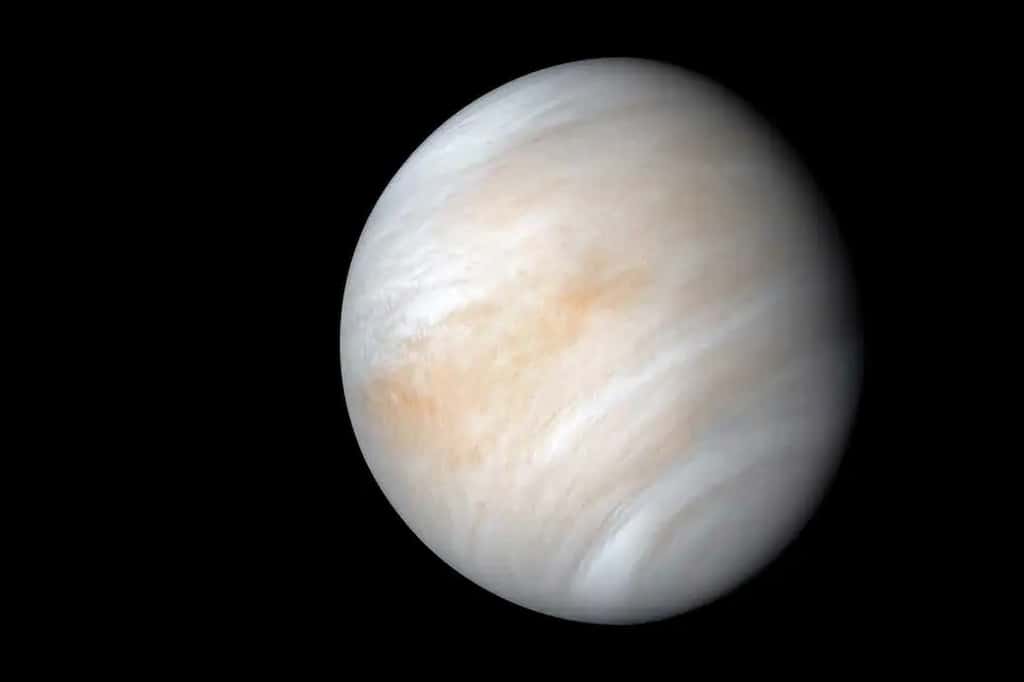 Bien qu'elle présente de fortes similarités avec la Terre, Vénus a une atmosphère épaisse qui piège la chaleur dans un effet de serre incontrôlé (<em>runaway greenhouse</em>), ce qui en fait la planète la plus chaude de notre Système solaire. © Nasa, JPL-Caltech