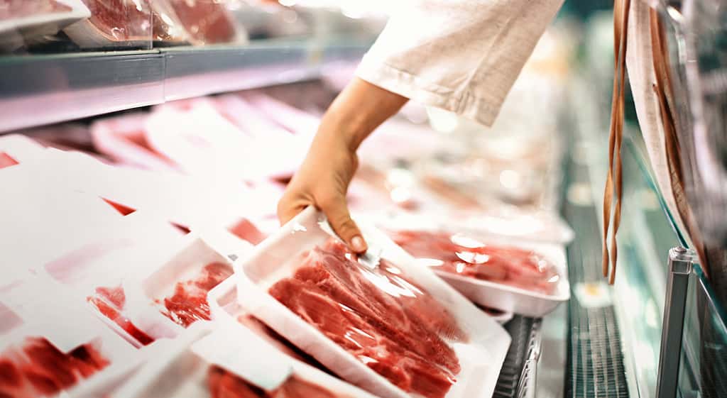 La majorité des produits à base de viande crue seraient contaminés par E.coli. © gilaxia, Istock.com