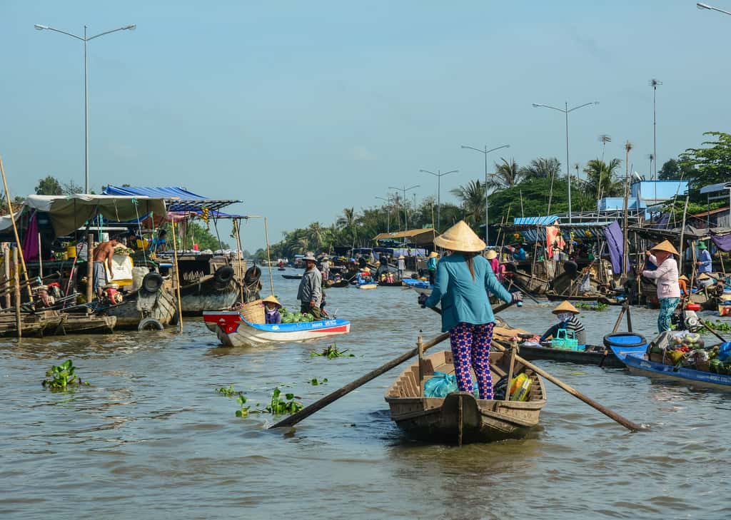Le marché flottant sur le Delta du Mekong au Vietnam est un spectacle inoubliable. ©Phuong, Adobe.