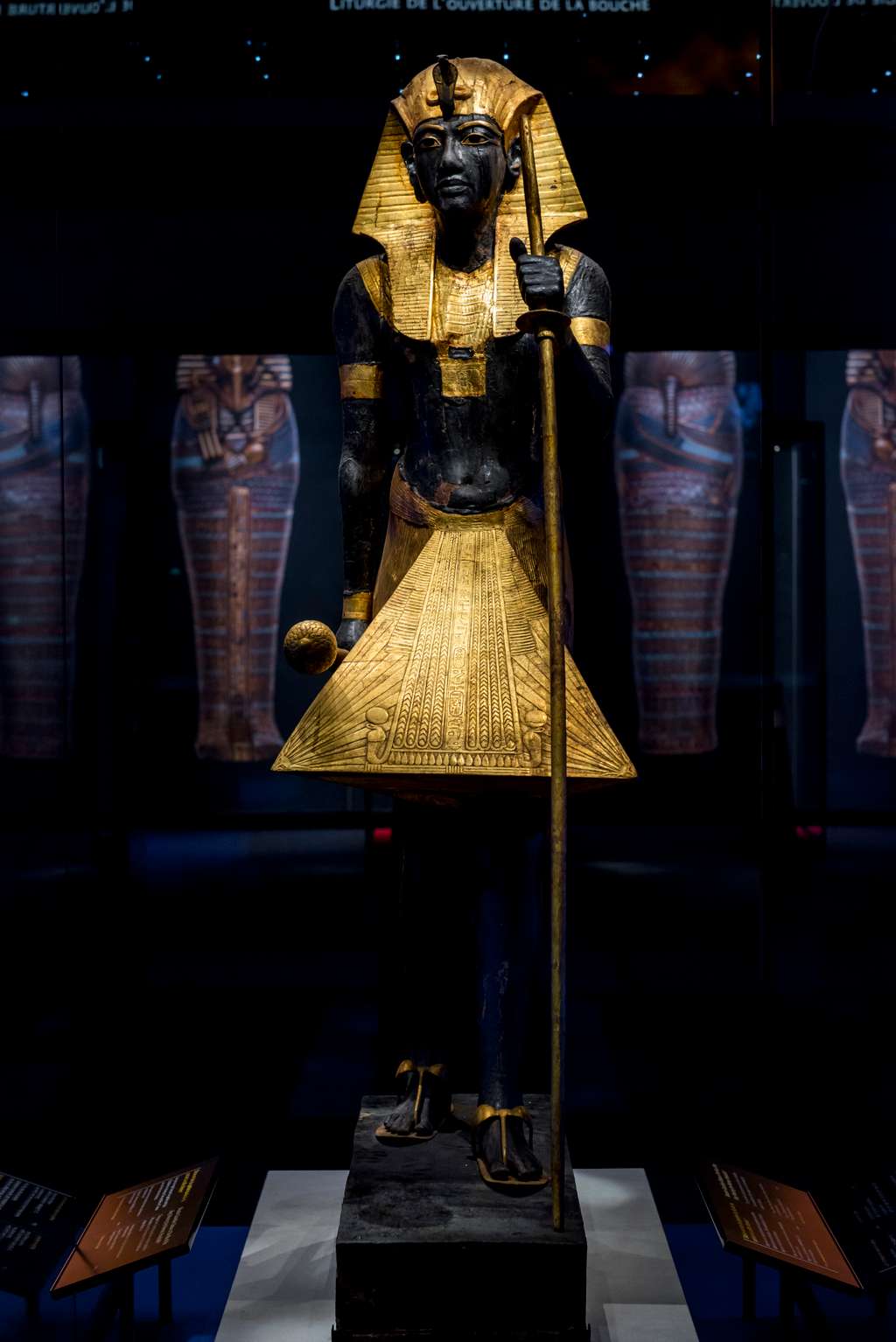 Statue en bois d'un gardien du tombeau de Toutânkhamon, taillée à l'effigie de ce dernier, visible pour la première fois hors d'Égypte. © Vincent Nageotte