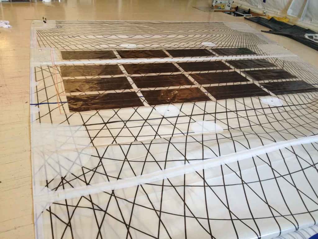 Les 16 panneaux sont installés sur chaque face de la grand-voile (celle qui est fixée au mât et que l’on enroule lorsque l’on rentre au port ou que l’on jette l’ancre). Les cellules sont incluses dans des fibres avec la même technique d’encapsulation que celle de la fabrication du tissu de la voile elle-même. © Solar Cloth System