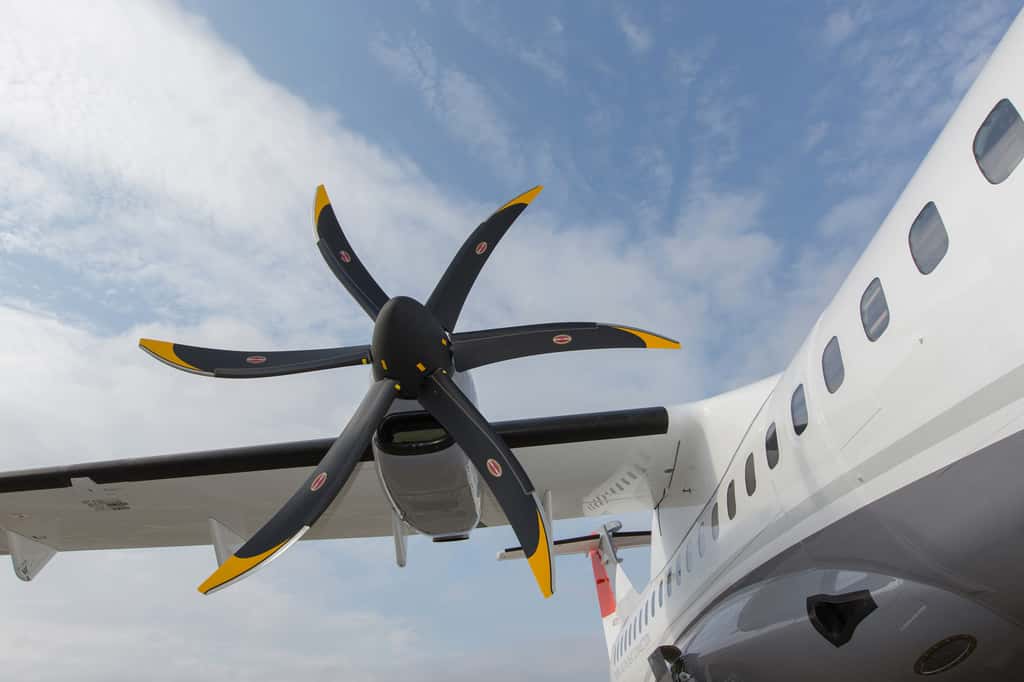 Les ATR sont des avions propulsés par des hélices. Ils volent certes moins vite que des avions à moteur à réaction mais, ils sont plus économes en carburant sur les distances courtes. © ATR