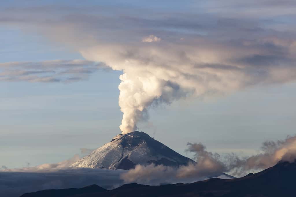 La hauteur d'un volcan est un paramètre facile à obtenir qui peut permettre d'avoir une meilleure idée du comportement éruptif. © Ecuadorquerido, Adobe Stock