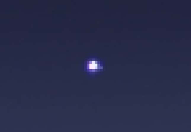 À fond de zoom sur le point noté <em>Earth</em> de la version aux contrastes renforcés, on repère Lune. © Nasa, JPL-Caltech, SSI