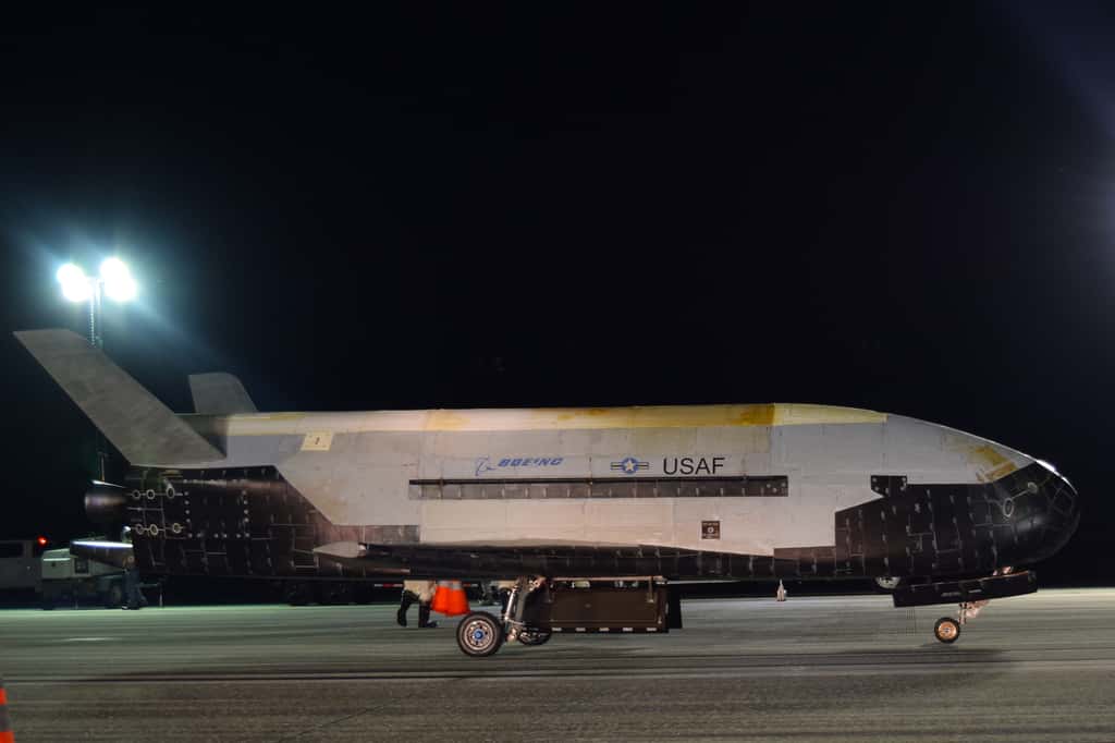 Gros plan sur le X-37B, de retour d'une mission record de 780 jours dans l'espace. © Air Force, Jeremy Webster