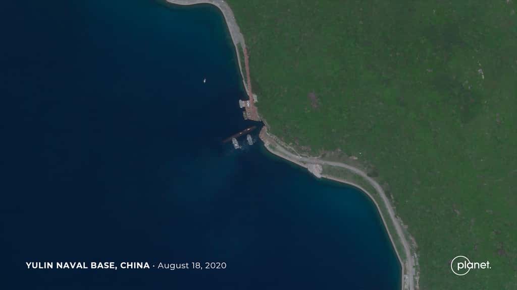 Un satellite de la constellation Planet a pris en photo un sous-marin nucléaire chinois en train de pénétrer dans le système de grottes sous-marines d’une base secrète Yulin de la Marine chinoise. Cette base est située sur l’île de Hainan (août 2020). © 2020 Planet Labs, Inc.