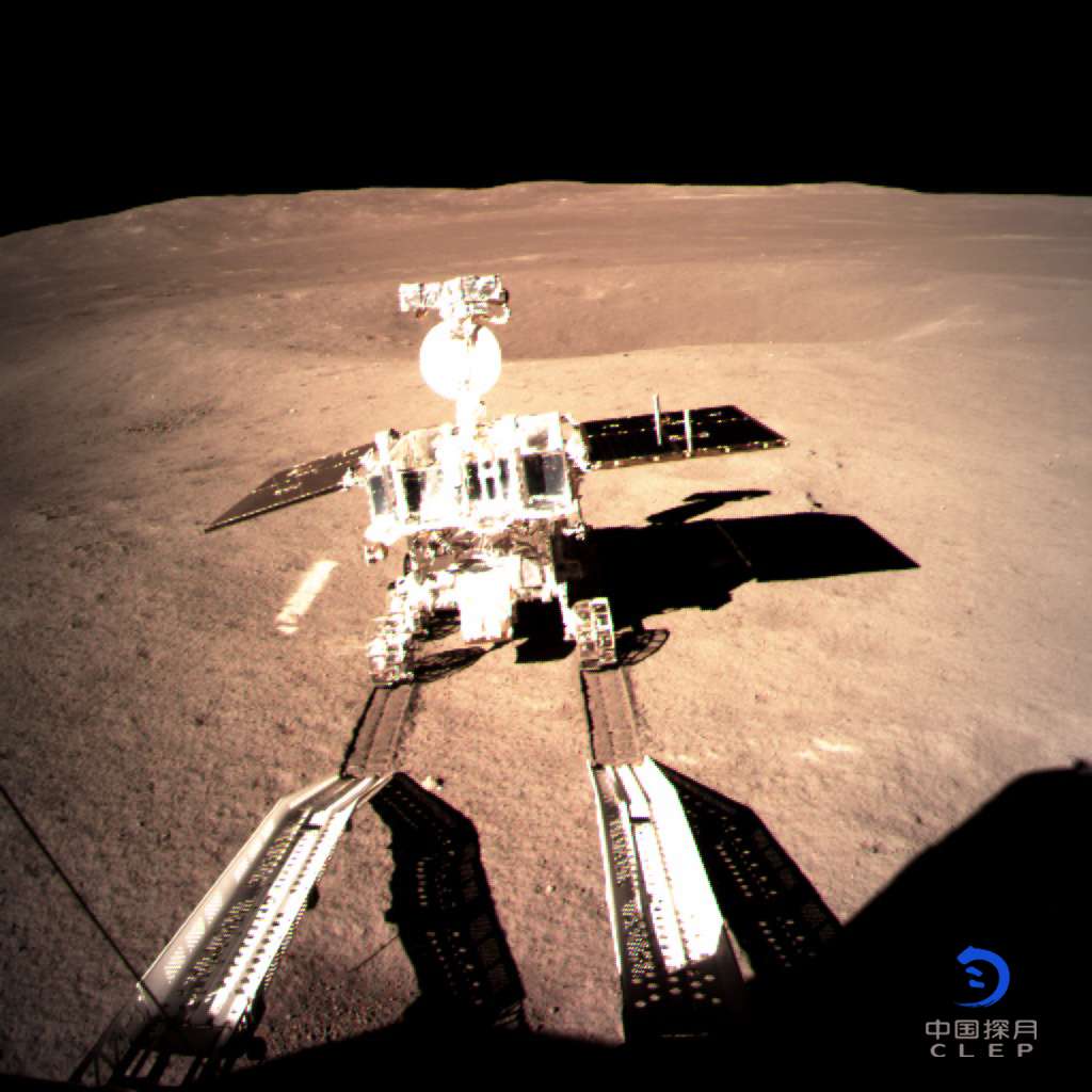 Premier tours de roues pour le rover Yutu 2 (lapin de jade) sur la surface de la face cachée de la Lune. © CNSA