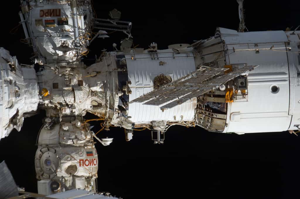 Le module russe Zvezda photographié en juillet 2011 depuis la navette spatiale lors de sa dernière mission (STS-135). En haut à gauche, se trouve le module Pirs, port d'amarrage sur lequel peuvent s'amarrer les véhicules russes Soyuz et Progress, et qui peut servir de sas de sortie dans l’espace. En bas, se trouve le module Poisk (Mini-Research Module-2), où des expériences scientifiques russes sont menées, et qui peut aussi servir de sas de sortie et de port d’amarrage pour les véhicules russes. © Nasa