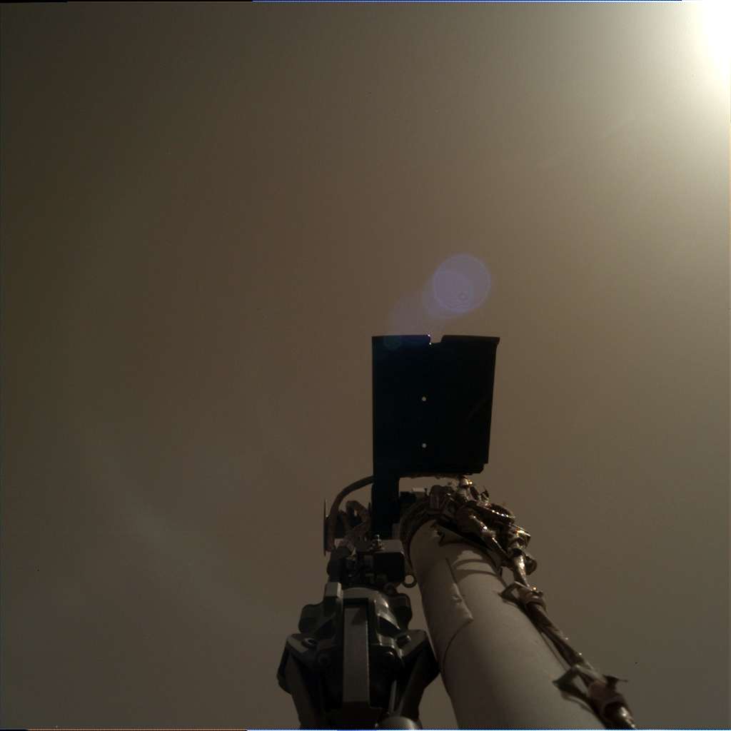 InSight a commencé à déployer son bras robotique. Image prise par la caméra IDC (Instrument Deployment Camera) le 30 novembre ou Sol 4. © Nasa, JPL-Caltech