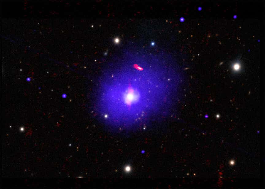 H1821+643 est un quasar : un point très brillant qui abrite un noyau de galaxie active avec un trou noir supermassif en son centre. © Chandra X-ray Center