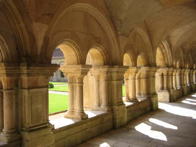 Cloître de l'abbaye cistercienne de Fontenay - © Wikimédia Commons, domaine public