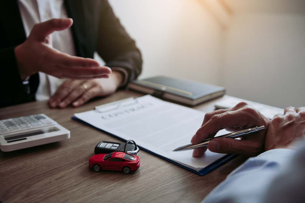Avant de se lancer dans l'achat d'une voiture, consulter un comparateur d'assurances peut s'avérer utile. © Wutzkoh, Adobe Stock